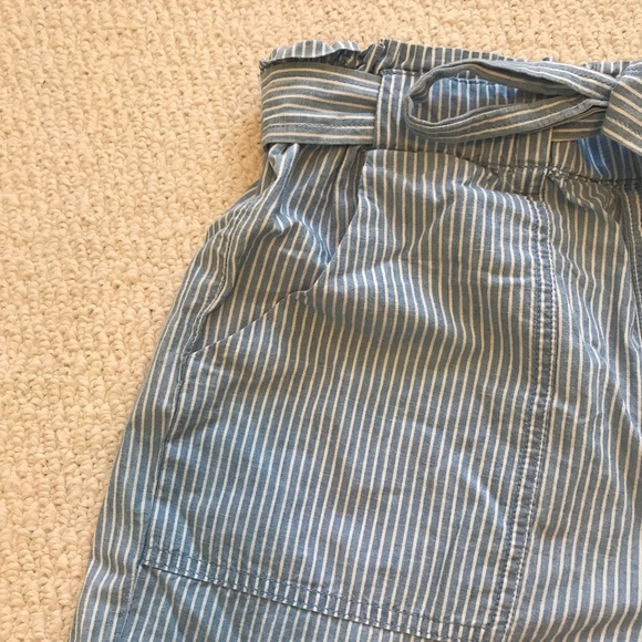 VeroModa High-Waisted Stripped Shorts - Picture 2 of 5